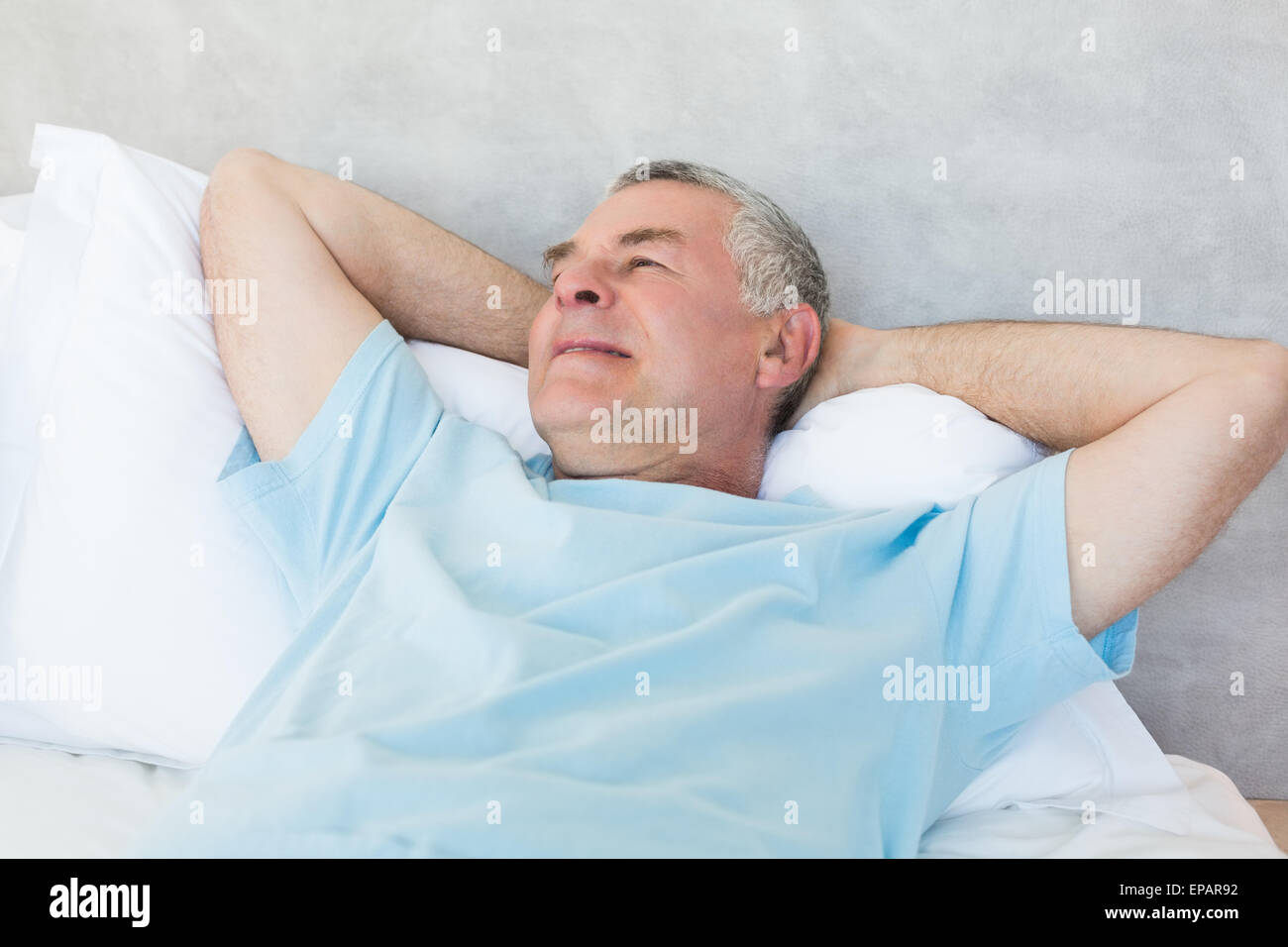 Senior giorno uomo sogna a letto Foto Stock