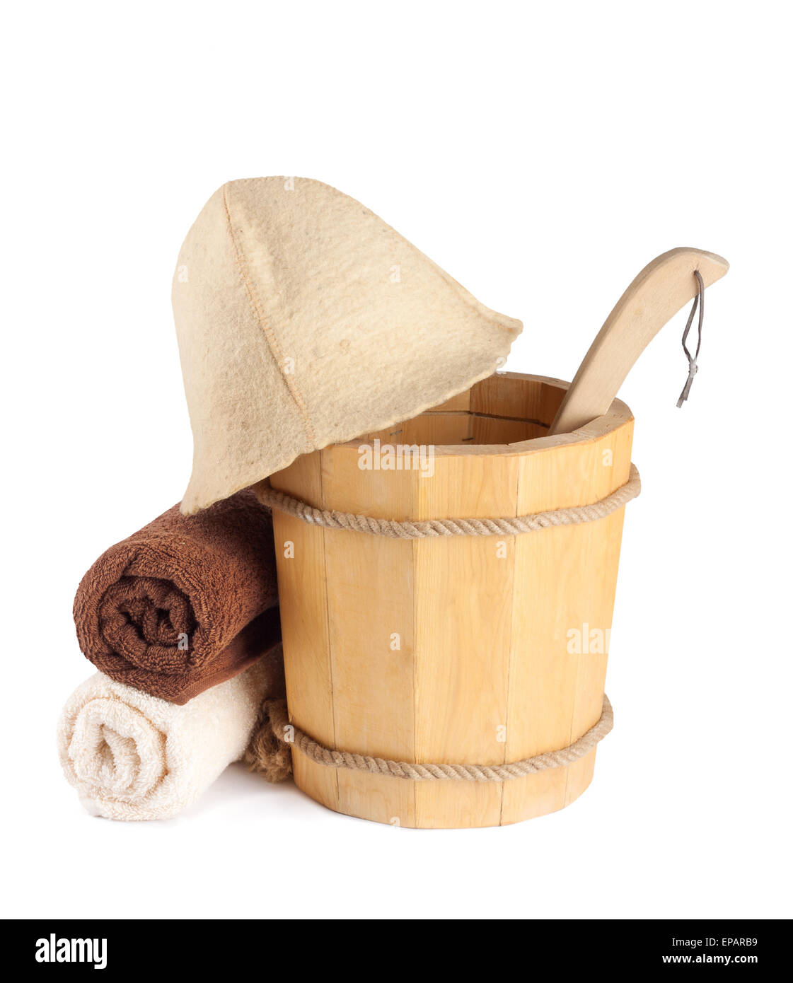 Cucchiaio di legno con la siviera e asciugamani per la sauna isolati su sfondo bianco Foto Stock