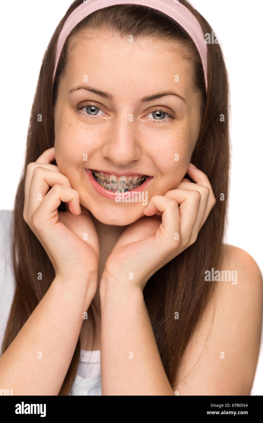 Ragazza sorridente con bretelle isolato Foto Stock