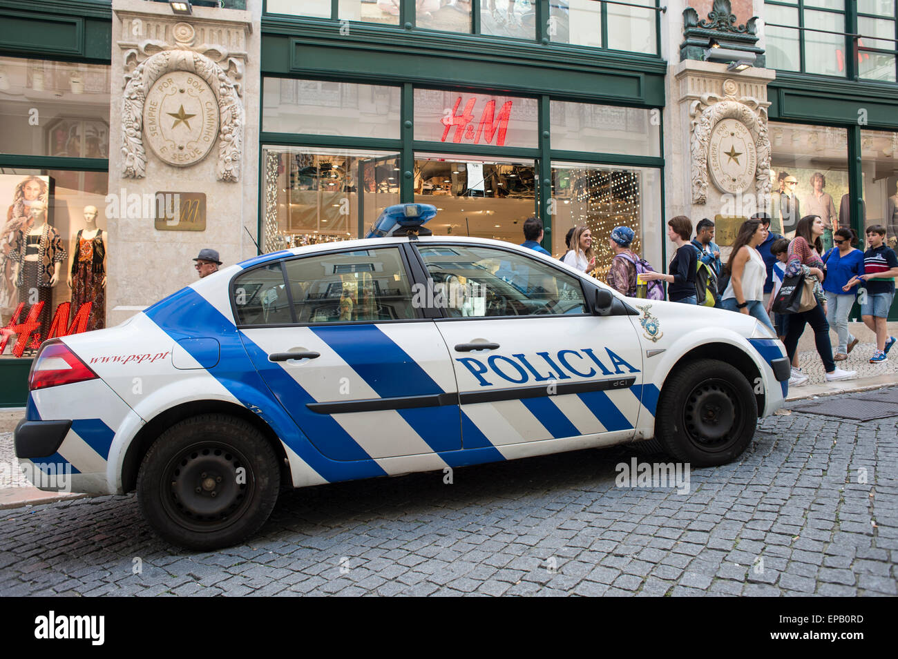 Auto della Polizia parcheggiata in una strada nella zona del Chiado di Lisbona Portogallo Foto Stock