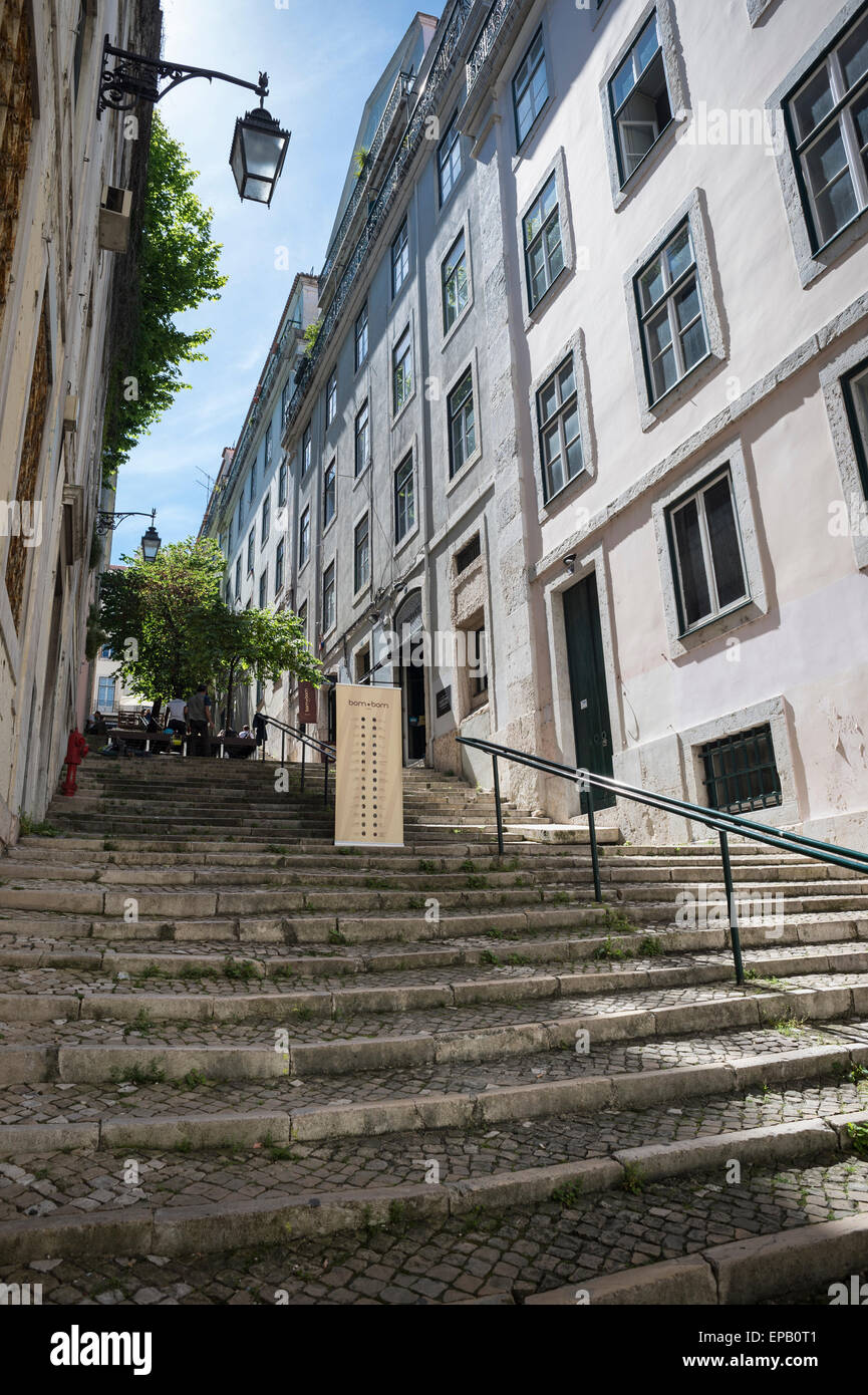 Ripide scale di pietra nella zona del Chiado di Lisbona Portogallo Foto Stock