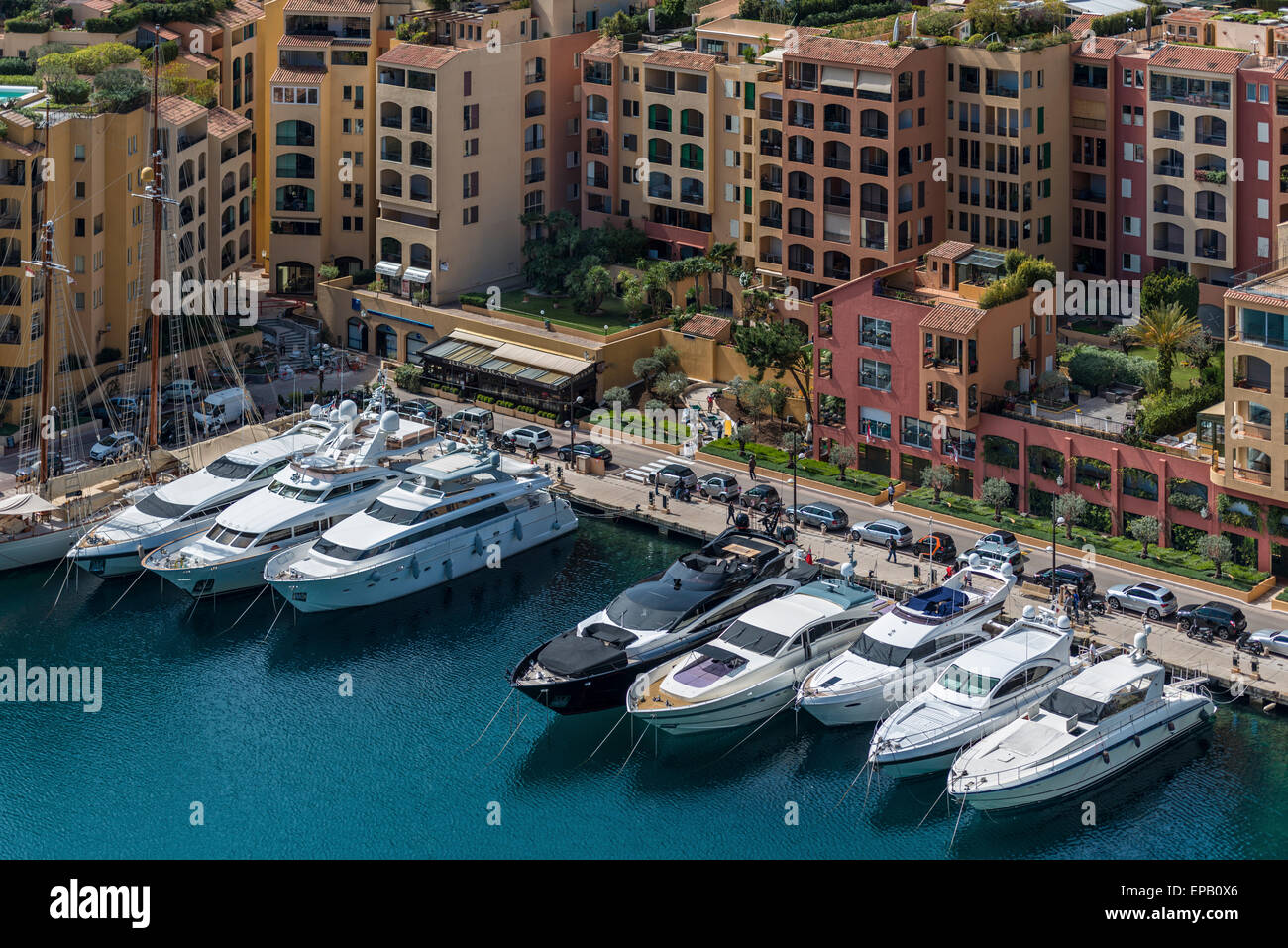 Luxury Yacht ormeggiati nel porto di Fontvieille nel Principato di Monaco in una giornata di sole Foto Stock