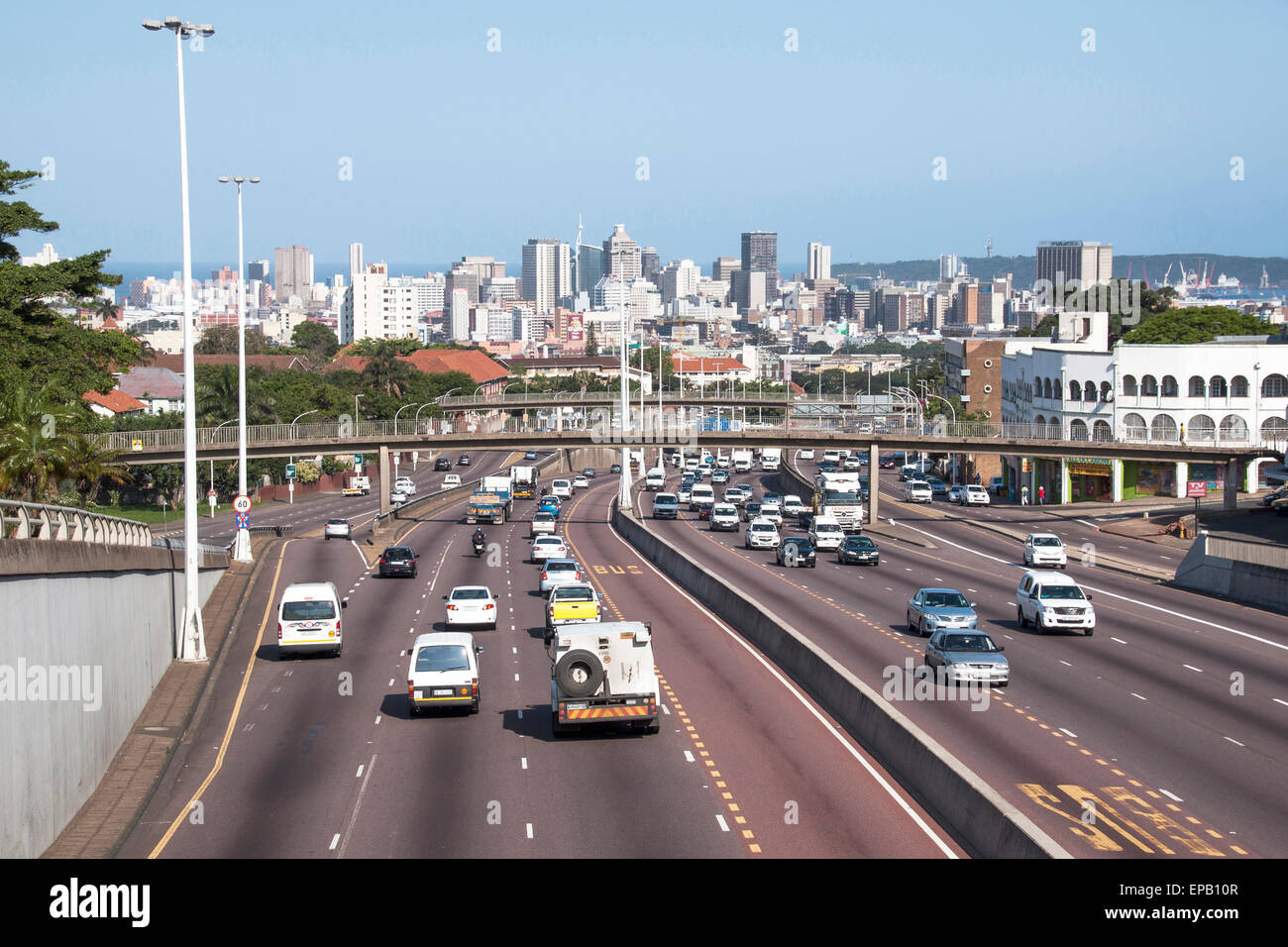 Al di sopra di vista di veicoli in entrata e in uscita da Durban City center sulla trafficata autostrada occidentale Foto Stock