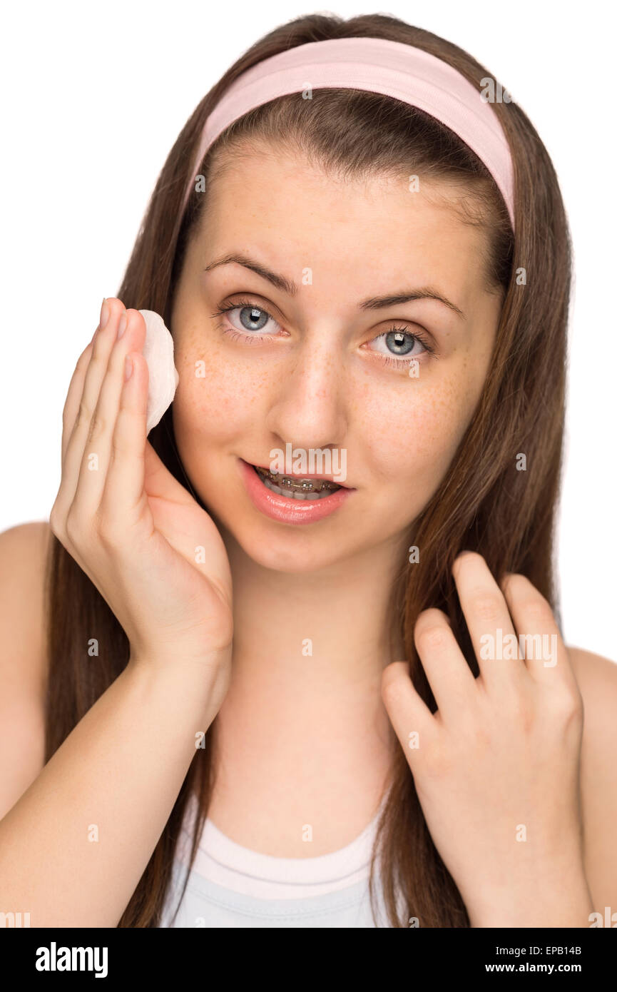 Ragazza pulizia viso con tampone di cotone isolato Foto Stock