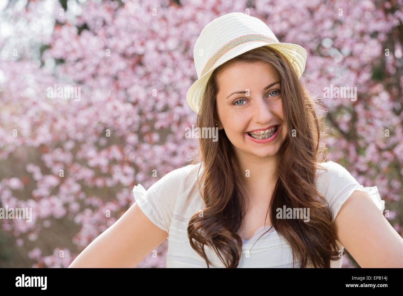 Ragazza con bretelle indossando hat Primavera Romantica Foto Stock