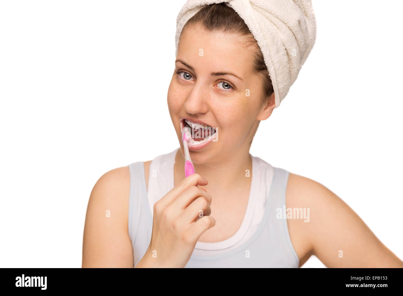 Ragazza con bretelle spazzolare i denti isolato Foto Stock
