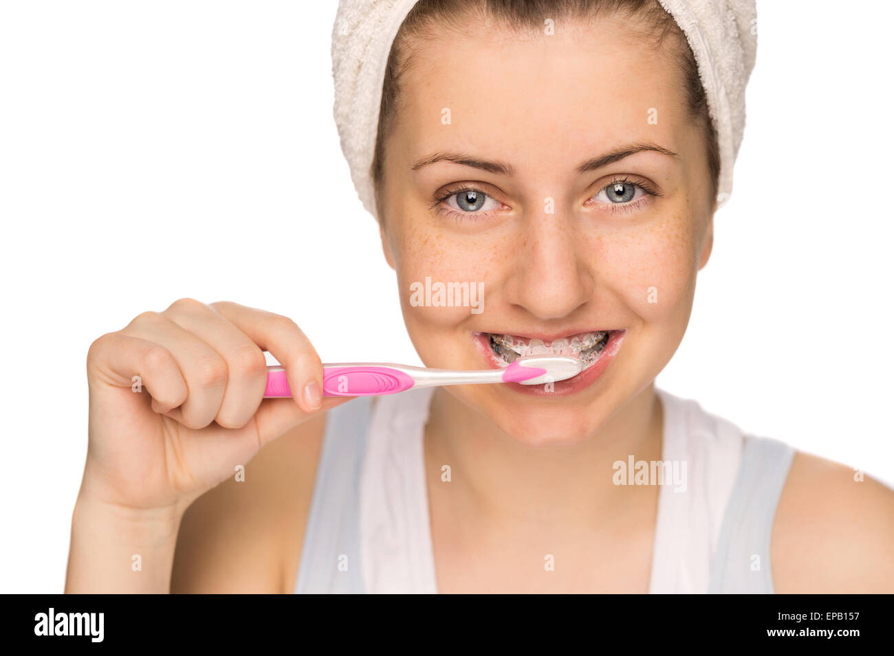 Ragazza con bretelle spazzolare i denti isolato Foto Stock