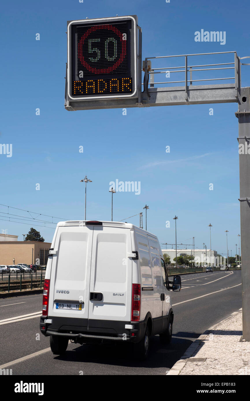 White van velocizzando il passato a 50 kmh avvertimento radar sign in Lisbona Portogallo Foto Stock