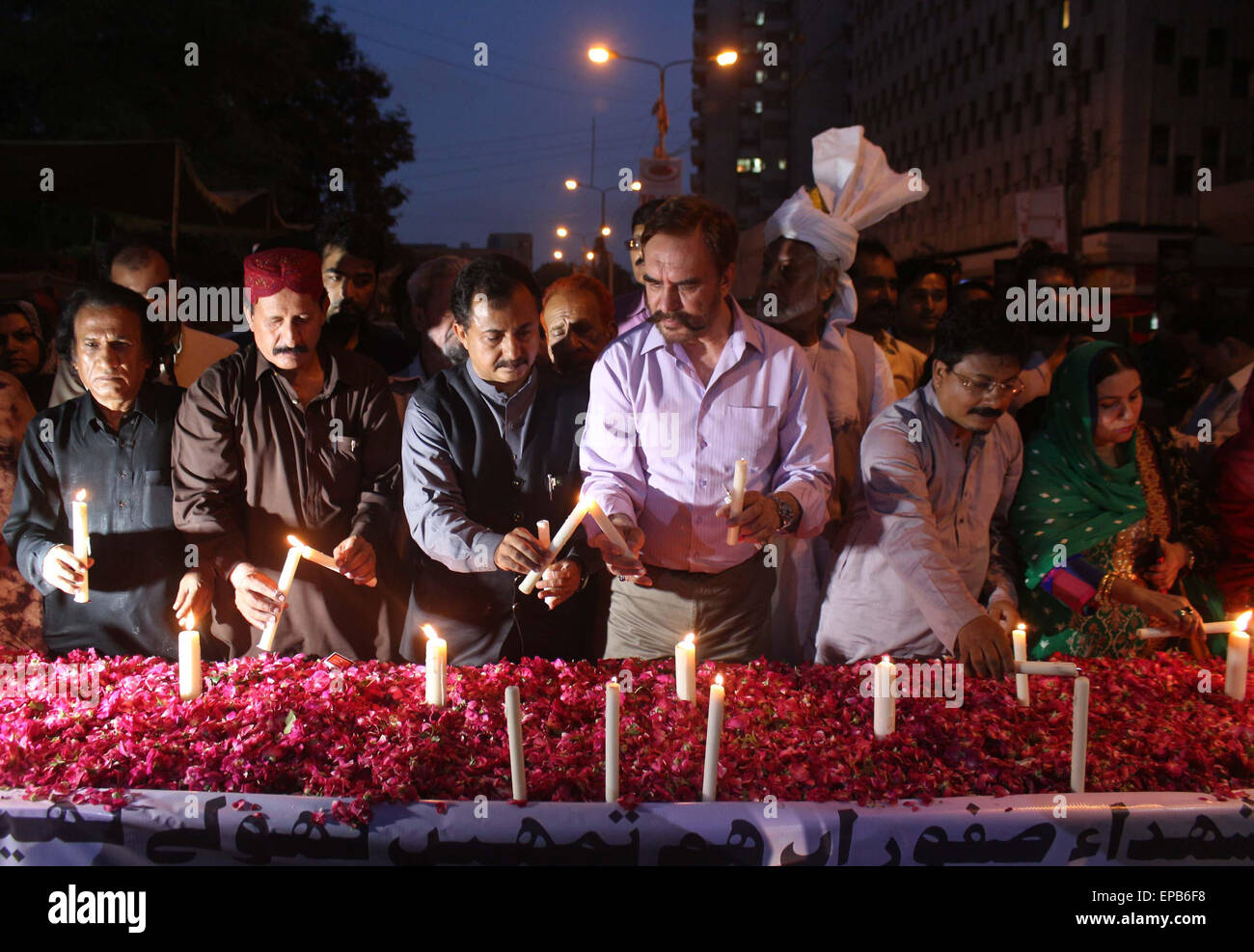 Lega musulmana-Q leader Aleem Adil Sheikh, assistente sociale Ansar Burney e altri sono illuminanti candele durante una manifestazione contro il massacro di persone che appartengono alla Comunità Ismaili che hanno assassinato da uomini armati non identificati, al di fuori di Karachi press club del venerdì, 15 maggio 2015. Foto Stock