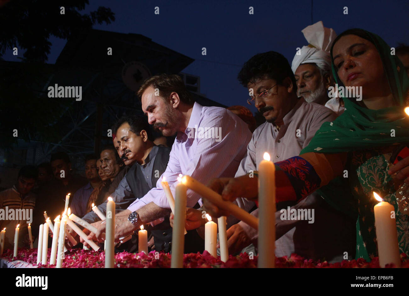 Lega musulmana-Q leader Aleem Adil Sheikh, assistente sociale Ansar Burney e altri sono illuminanti candele durante una manifestazione contro il massacro di persone che appartengono alla Comunità Ismaili che hanno assassinato da uomini armati non identificati, al di fuori di Karachi press club del venerdì, 15 maggio 2015. Foto Stock