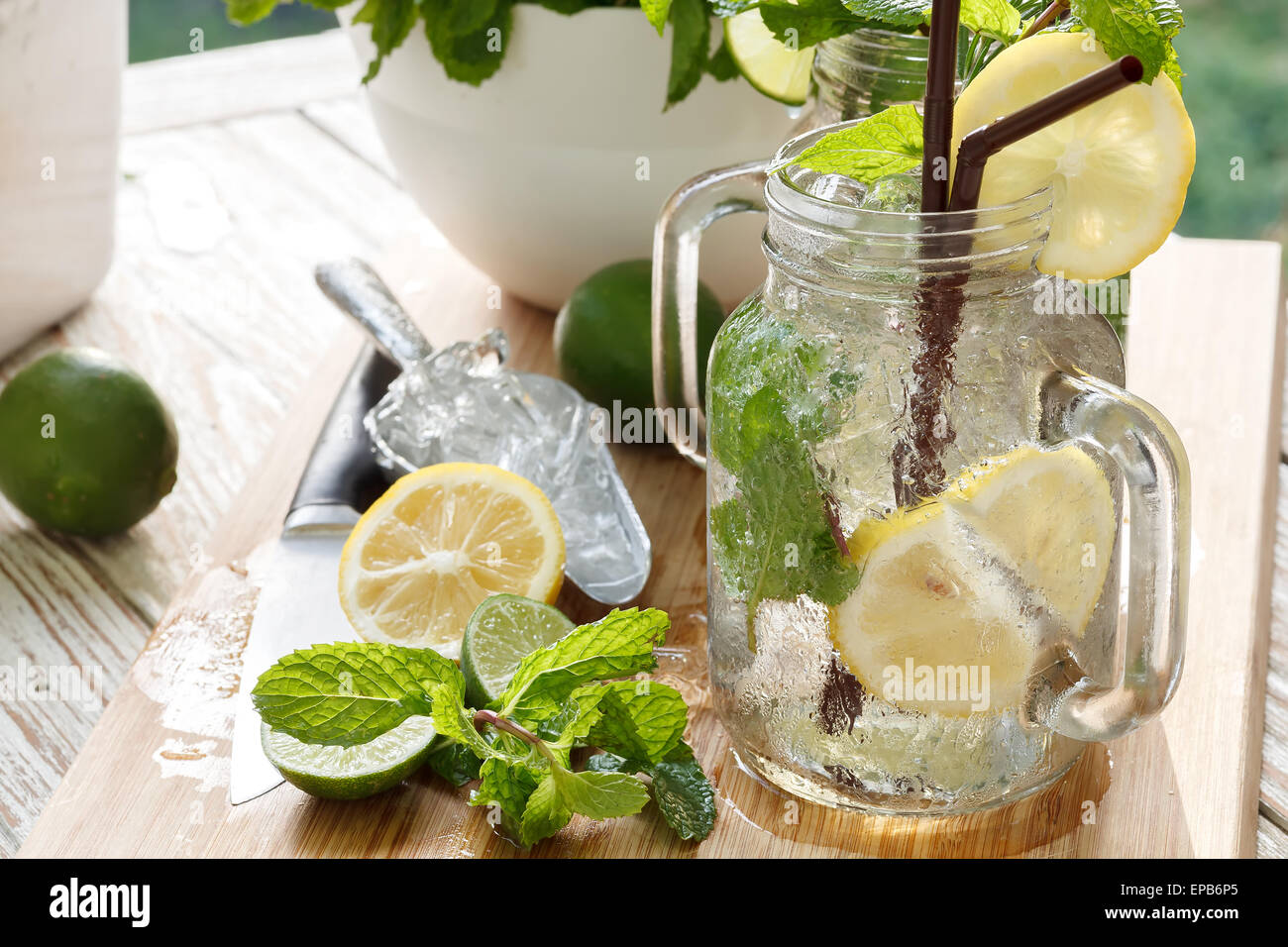 Lime soda al limone rosmarino menta fresca bibita rinfrescante estivo Foto Stock