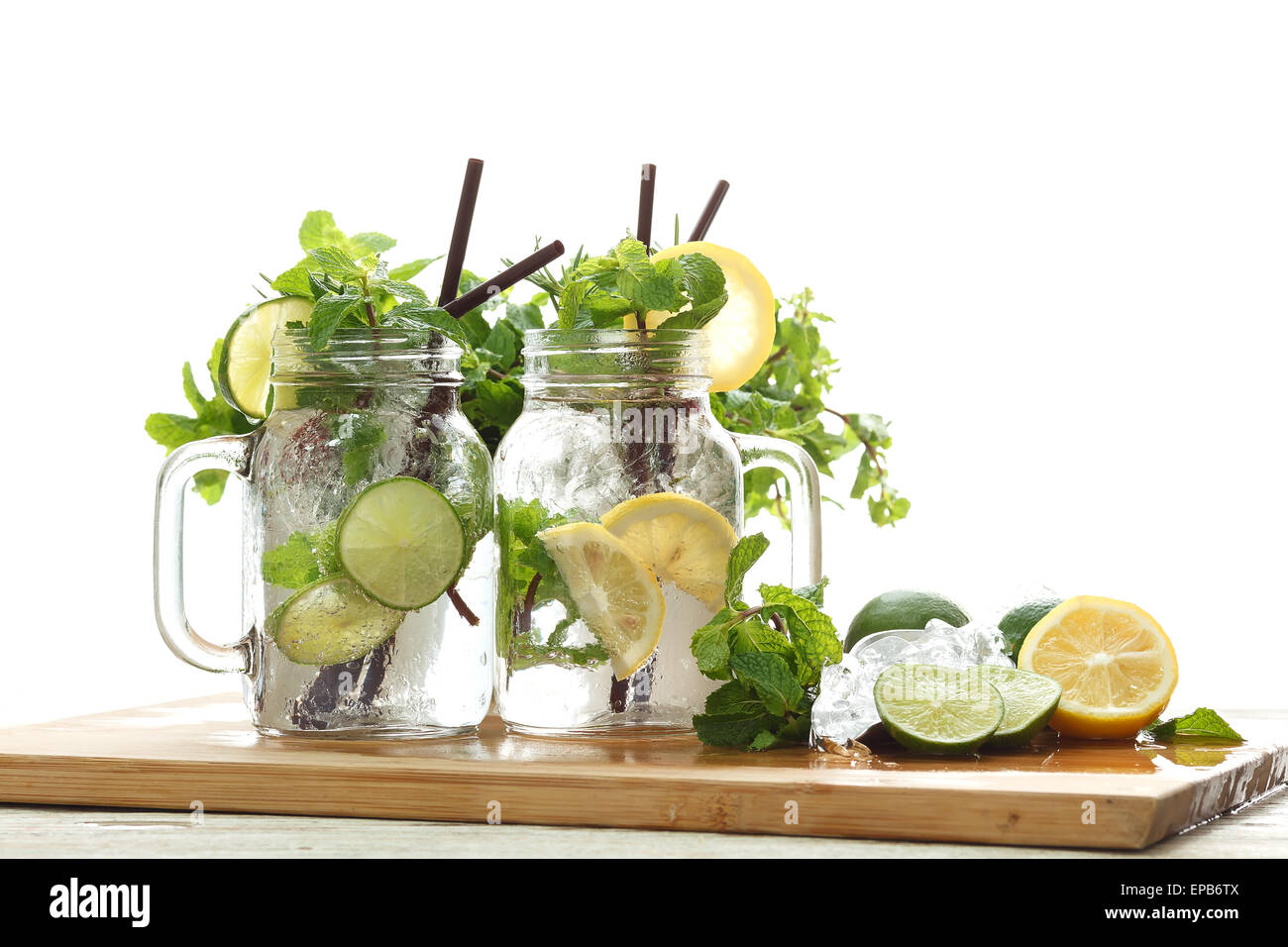 Lime soda al limone rosmarino menta fresca bibita rinfrescante estivo Foto Stock