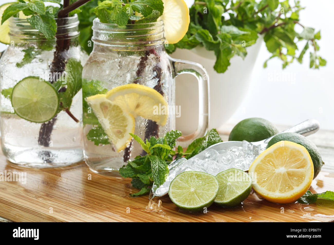Lime soda al limone rosmarino menta fresca bibita rinfrescante estivo Foto Stock