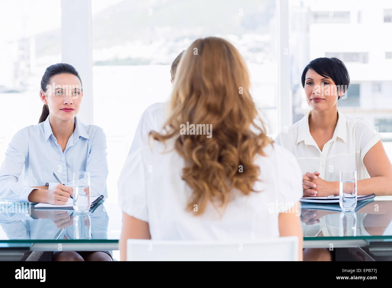 Reclutatori controllo del candidato durante il colloquio di lavoro Foto Stock