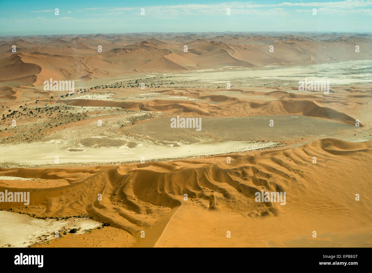 Africa, Namibia. Deserto del Namib. Sossusvlei, Naukluft Park. Dune di foto aeree con Deadvlei. Foto Stock