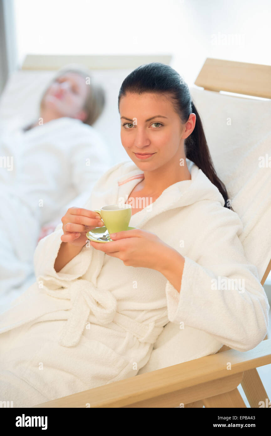 Donna gustare caffè nel centro di bellezza e benessere Foto Stock