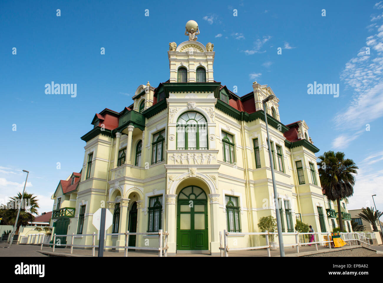 Africa, Namibia. La città di Swakopmund. Sull'Oceano Atlantico. Edificio con gli intricati disegni all'esterno. Foto Stock