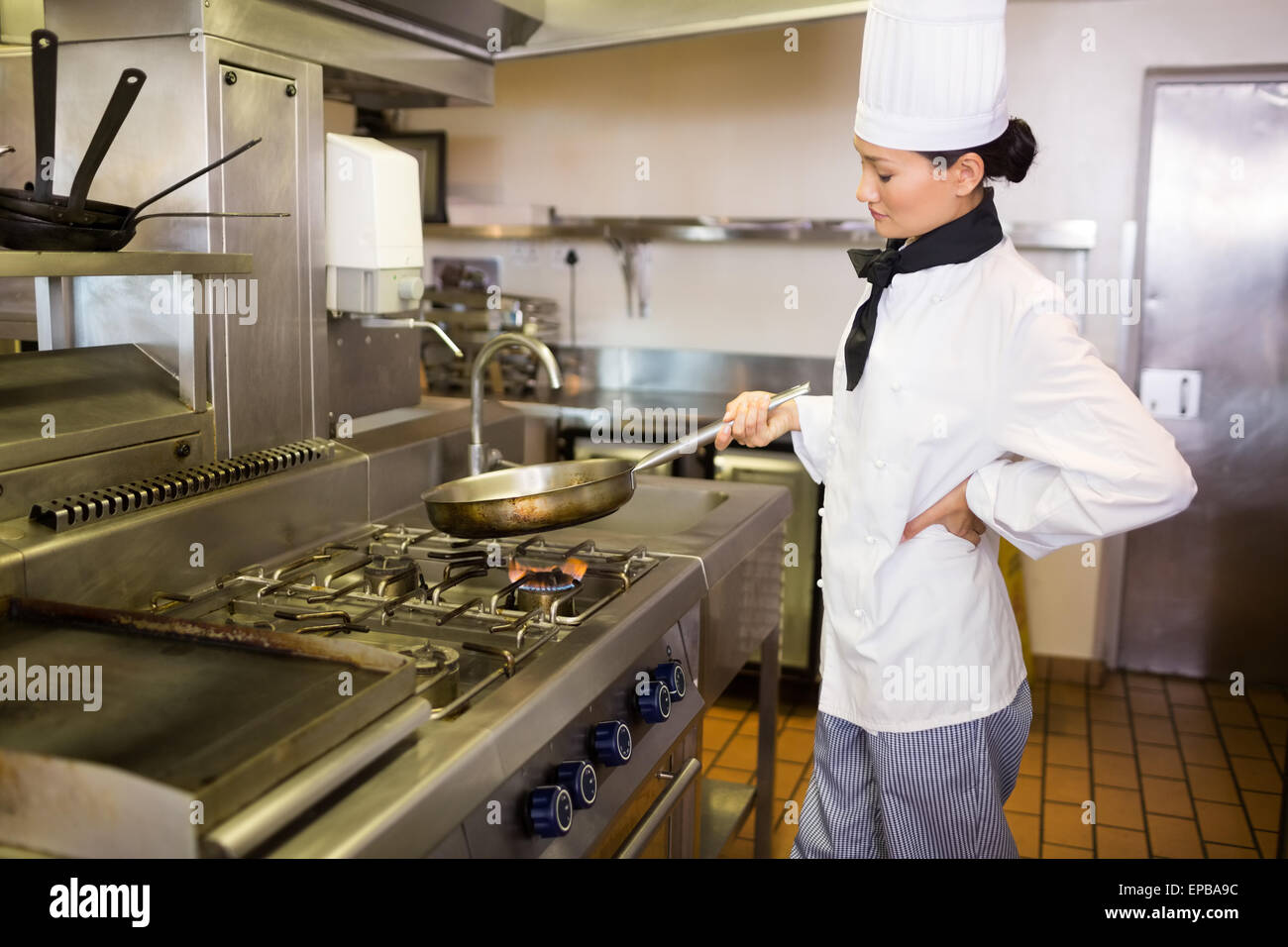 Cuoca di preparare alimenti in cucina Foto Stock