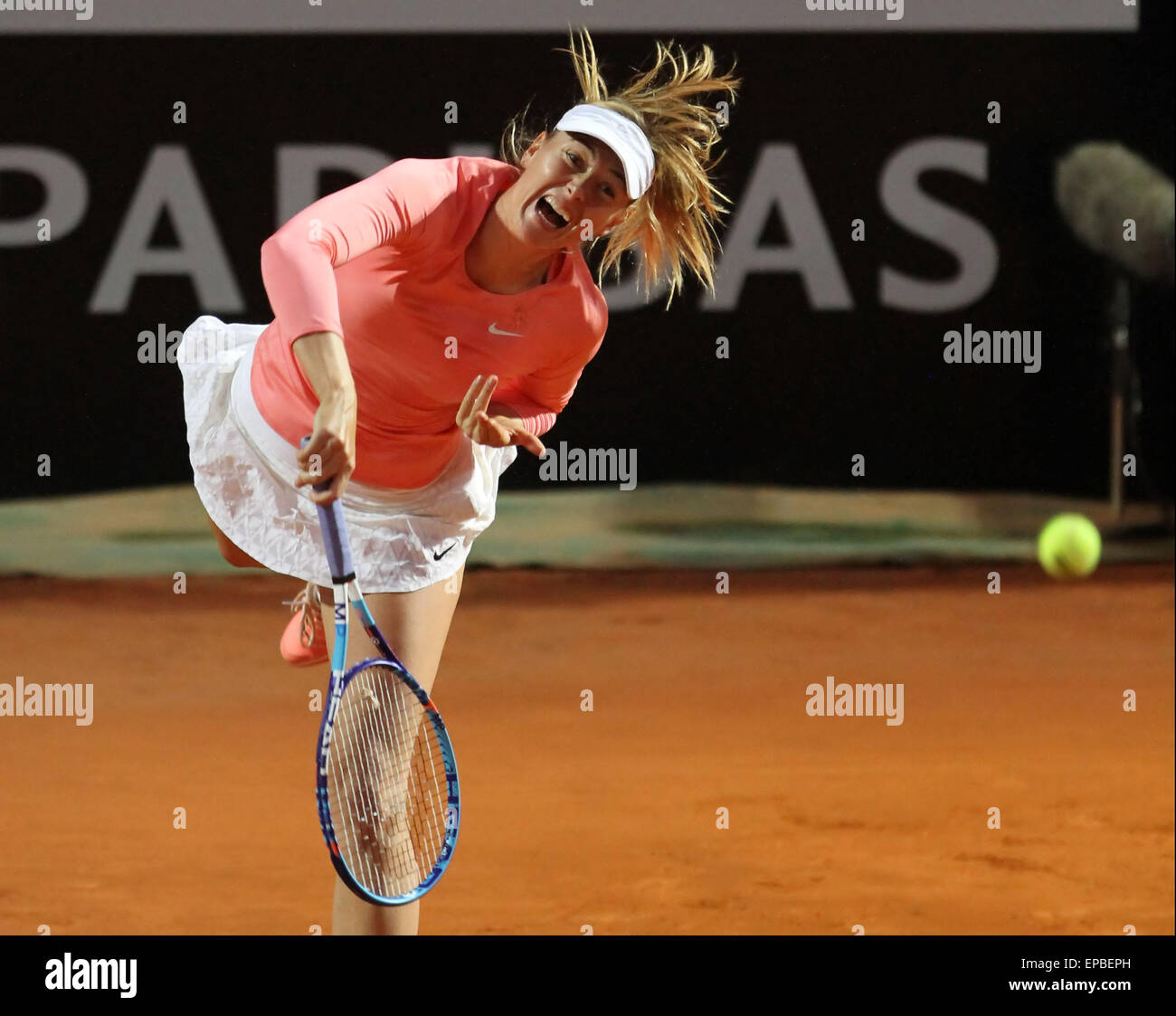 Roma, Italia. 15 Maggio, 2015. Maria Sharapova della Russia colpisce un ritorno al Victoria Azarenka della Bielorussia durante il quarterfinal match WTA Open di tennis del torneo al Foro Italico, il 15 maggio 2015 a Roma. Credito: Andrea Spinelli/Alamy Live News Foto Stock