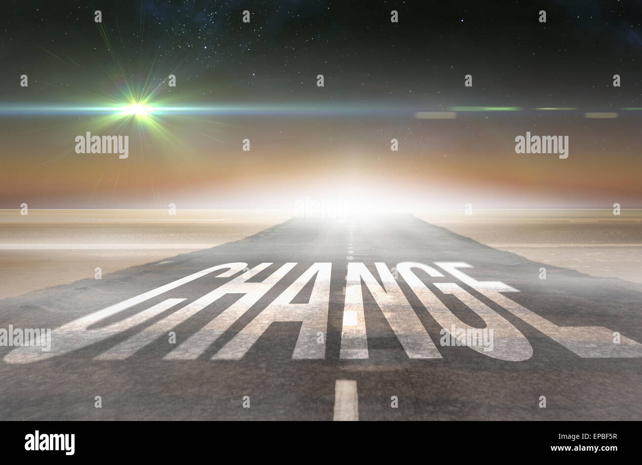 Cambiare contro la strada che conduce all'orizzonte Foto Stock