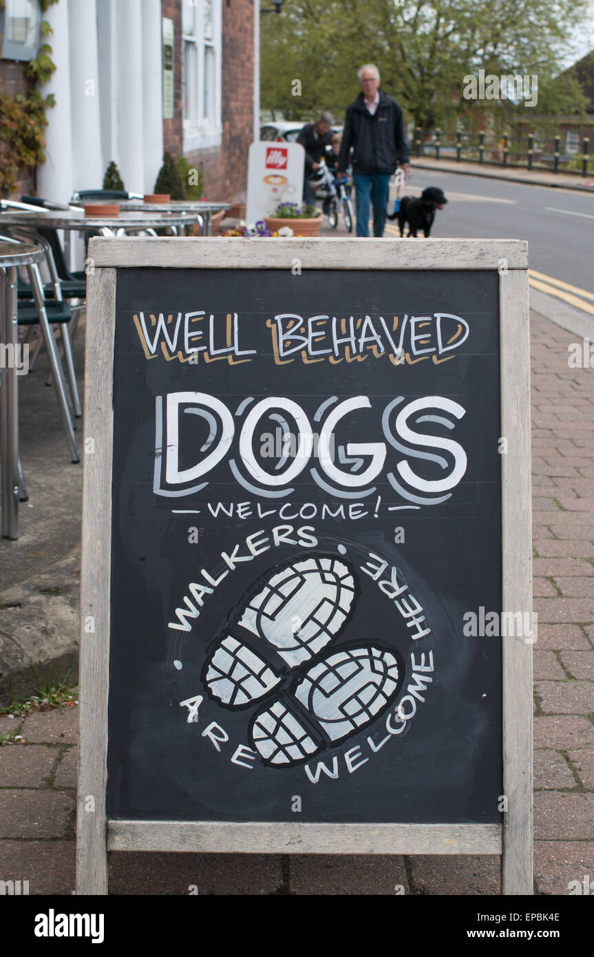 Cartello fuori café, i cani ben addestrati benvenuto, Great Malvern, Worcestershire, England, Regno Unito Foto Stock