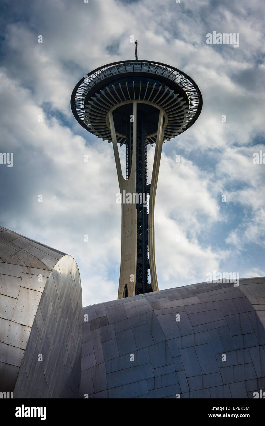 Lo Space Needle e Experience Music Project Museum presso il centro di Seattle, a Seattle, Washington. Foto Stock