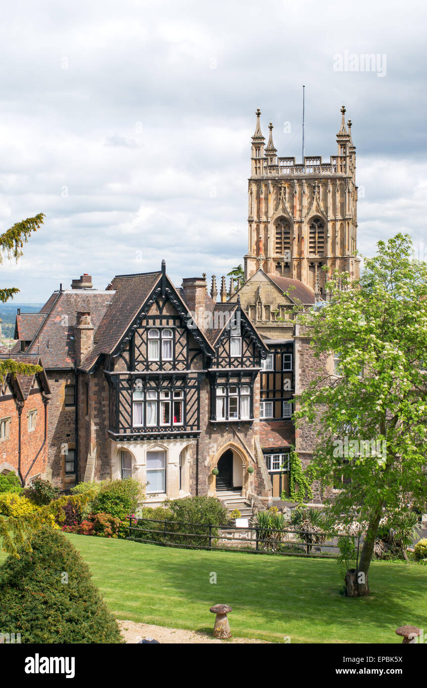 Malvern Priory tower e il Abbey Hotel, Great Malvern, Worcestershire, England, Regno Unito Foto Stock