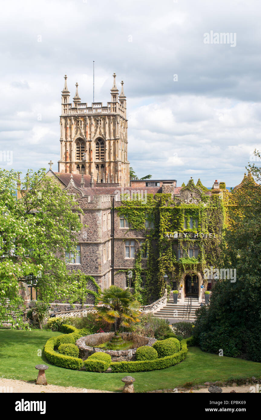 Malvern Priory tower e il Abbey Hotel, Great Malvern, Worcestershire, England, Regno Unito Foto Stock