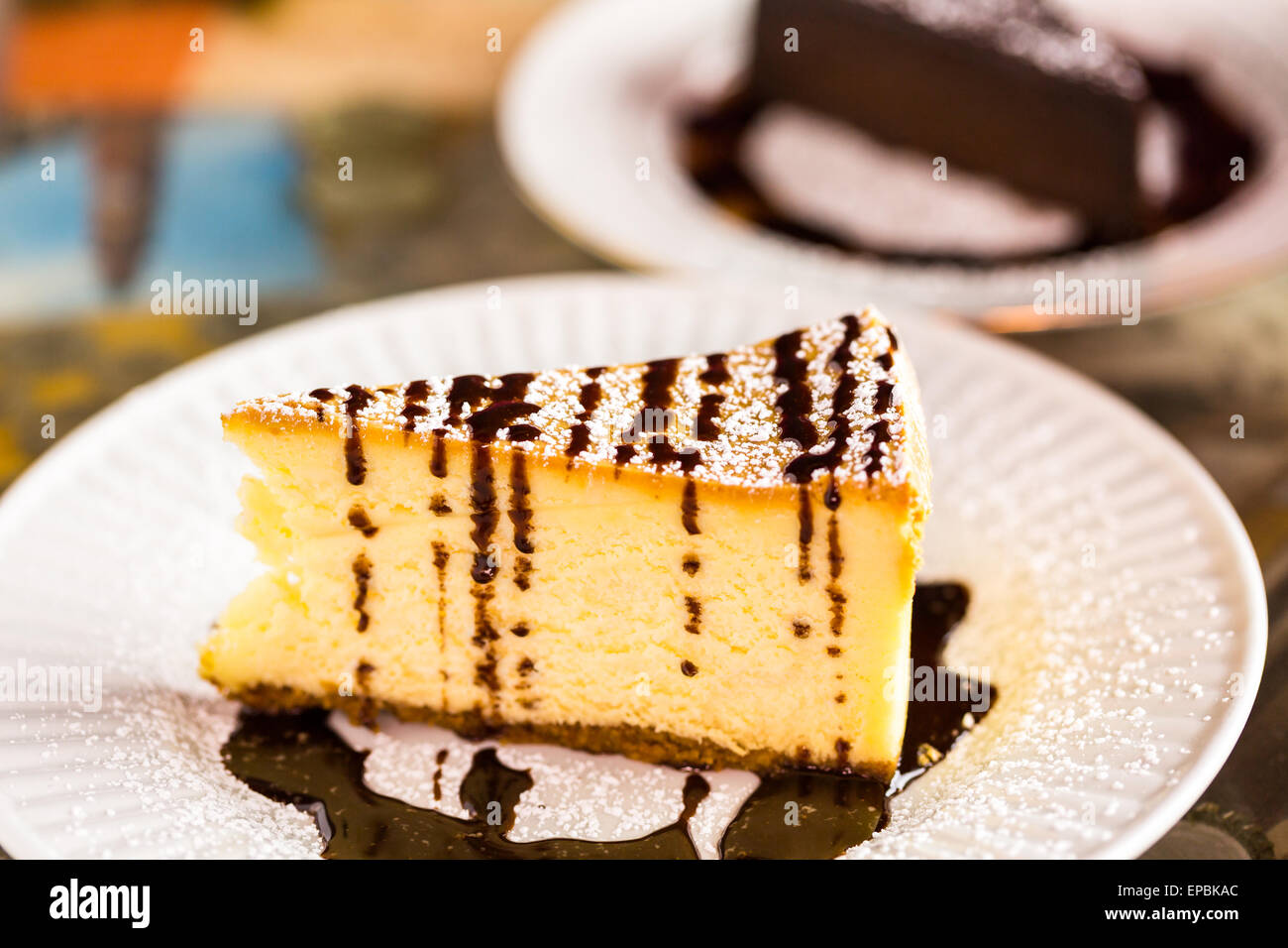 Italiani freschi Bailey's cheesecake con caffè sul tavolo. Foto Stock
