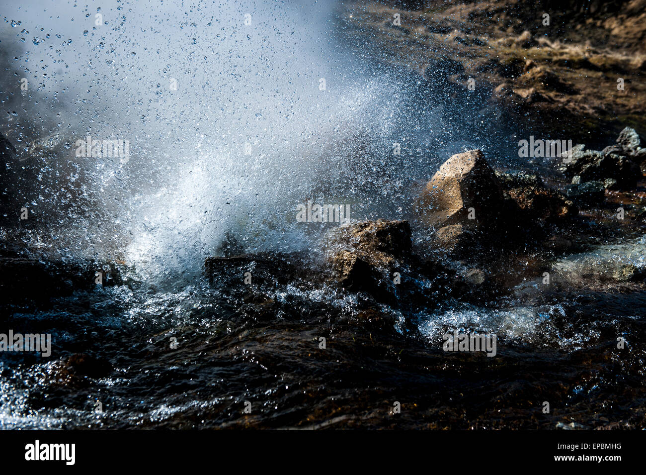 Celand vacanza e turismo foto - un geyser spruzzi di vapore e acqua bollente Foto Stock