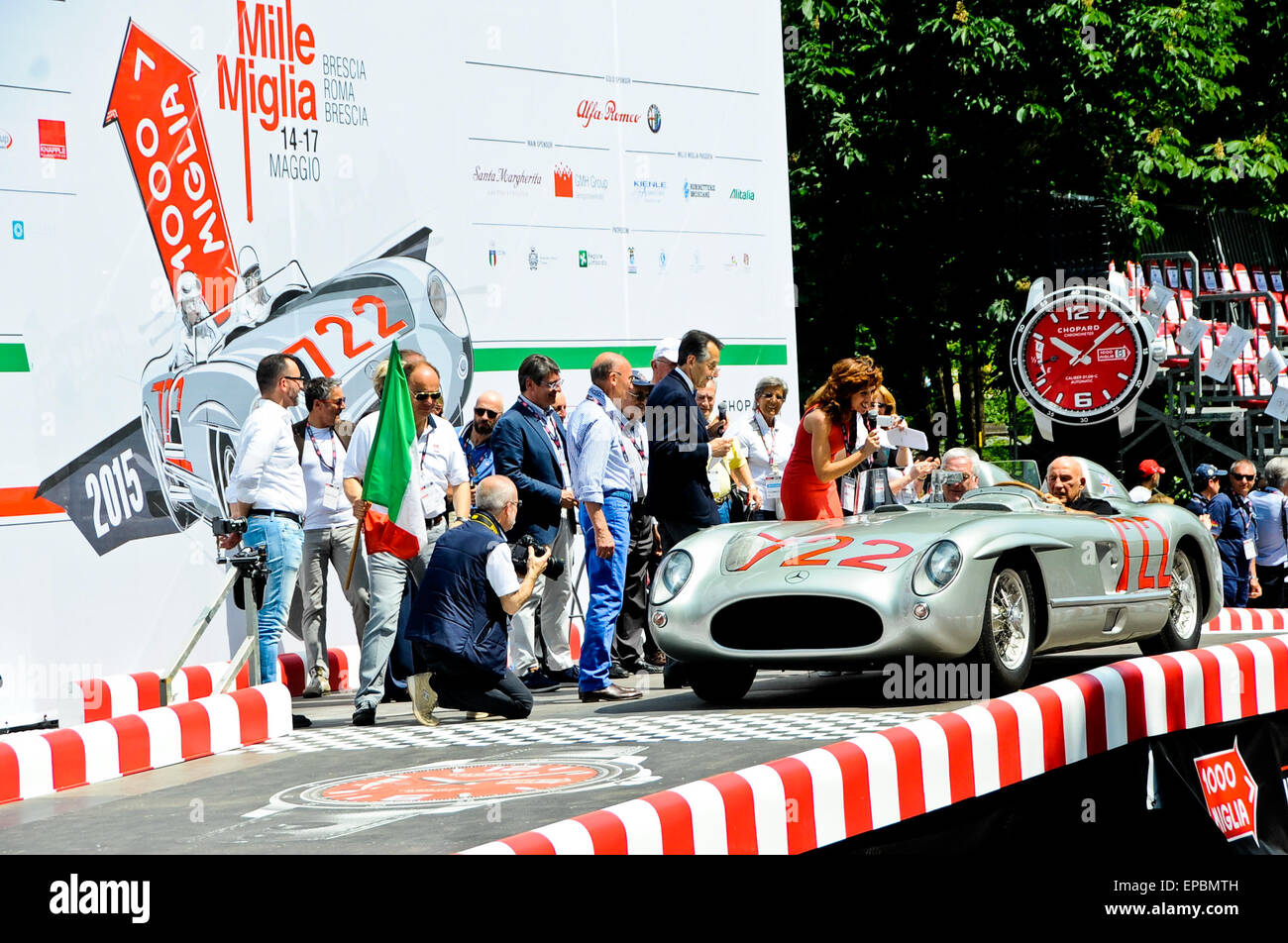 Brescia, Italia. 14 maggio 2015. Stirling Moss aprire la gara a 1000 Miglia del 2015 con la Mercedes 300 SLR del 1955 con la sua storica gara numero Credito: Gaetano Piazzolla /Alamy Live News Foto Stock