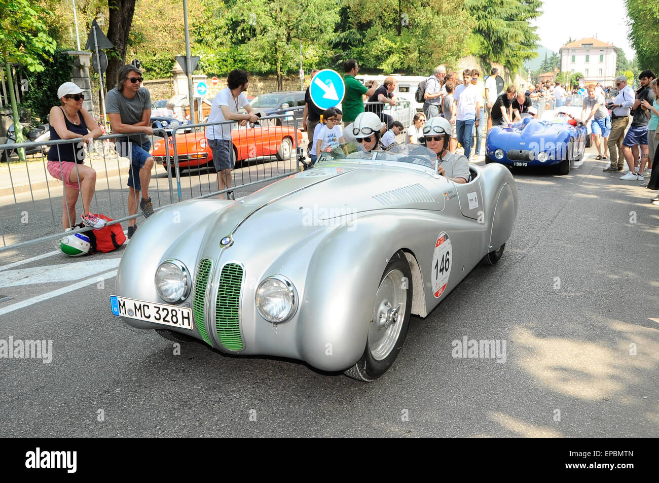 Brescia, Italia. 14 maggio 2015. Alexander Bilgeri e Scott Hughes sulla BMW 328 Mille Miglia avviare Mille Miglia 2015, mille miglia storica gara su strada Credito: Gaetano Piazzolla /Alamy Live News Foto Stock