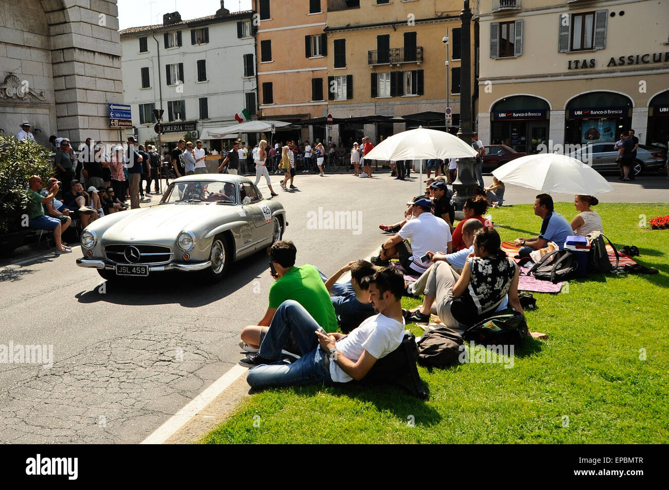 Brescia, Italia. 14 maggio 2015. Auto d'epoca della Mille Miglia 2015 passano la città di Brescia a Mille Miglia Storica gara su strada Credito: Gaetano Piazzolla /Alamy Live News Foto Stock