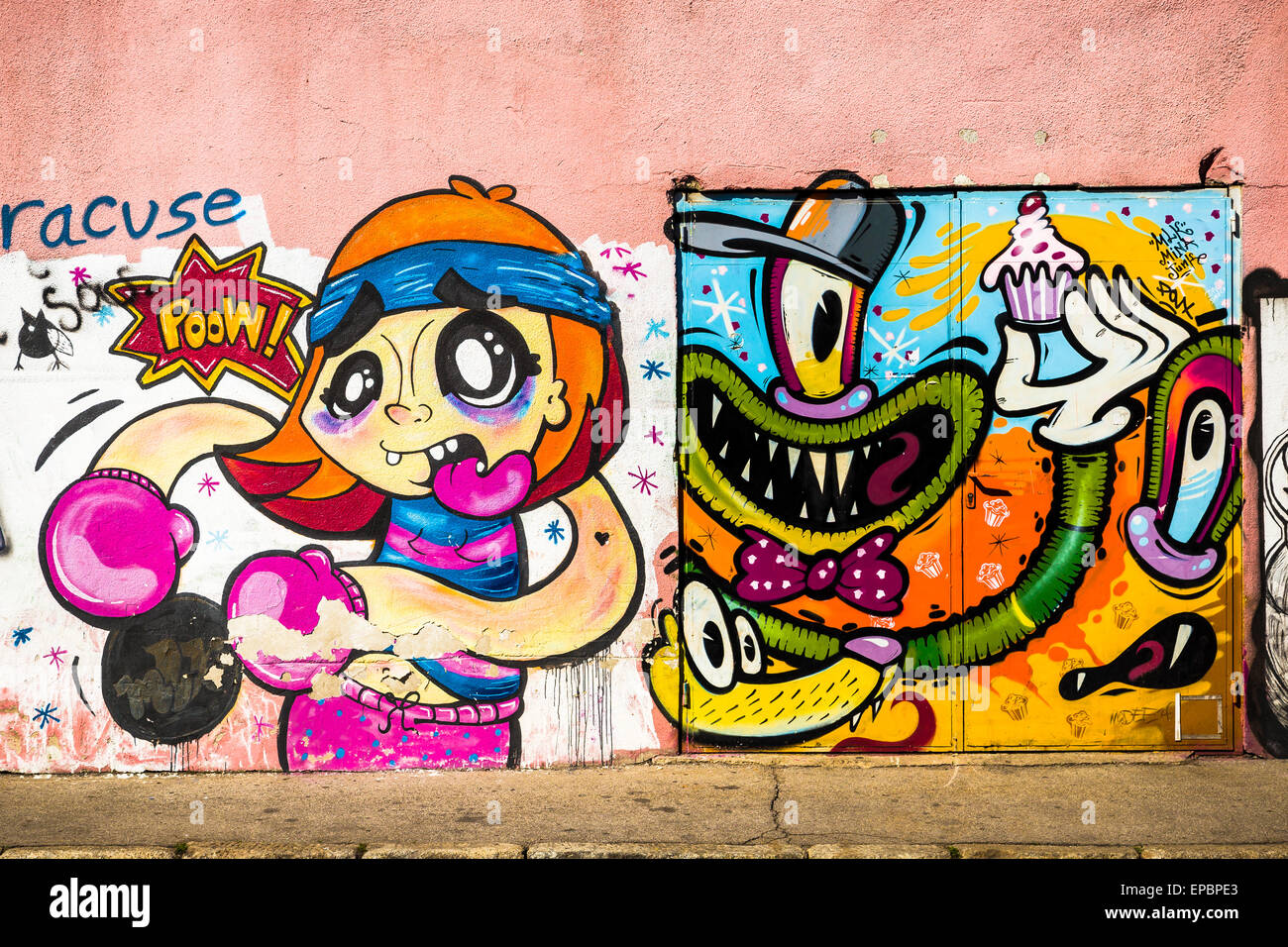 Graffiti sul muro di una casa nel distretto di savamala a Belgrado in Serbia Foto Stock