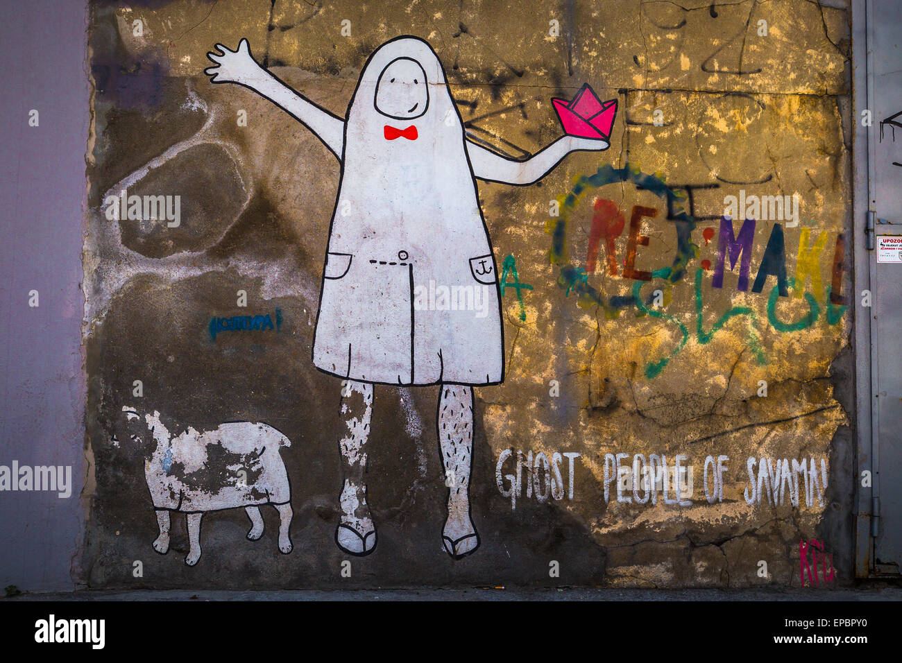 Graffiti sul muro di una casa nel distretto di savamala a Belgrado in Serbia che mostra il popolo fantasma di savamala Foto Stock