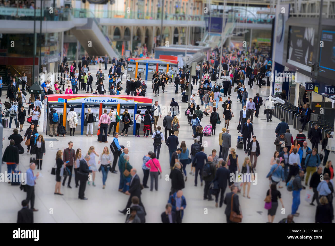 Il concourse occupato di Waterloo Stazione ferroviaria collega la maggior parte del Sud Inghilterra per la città. Foto Stock