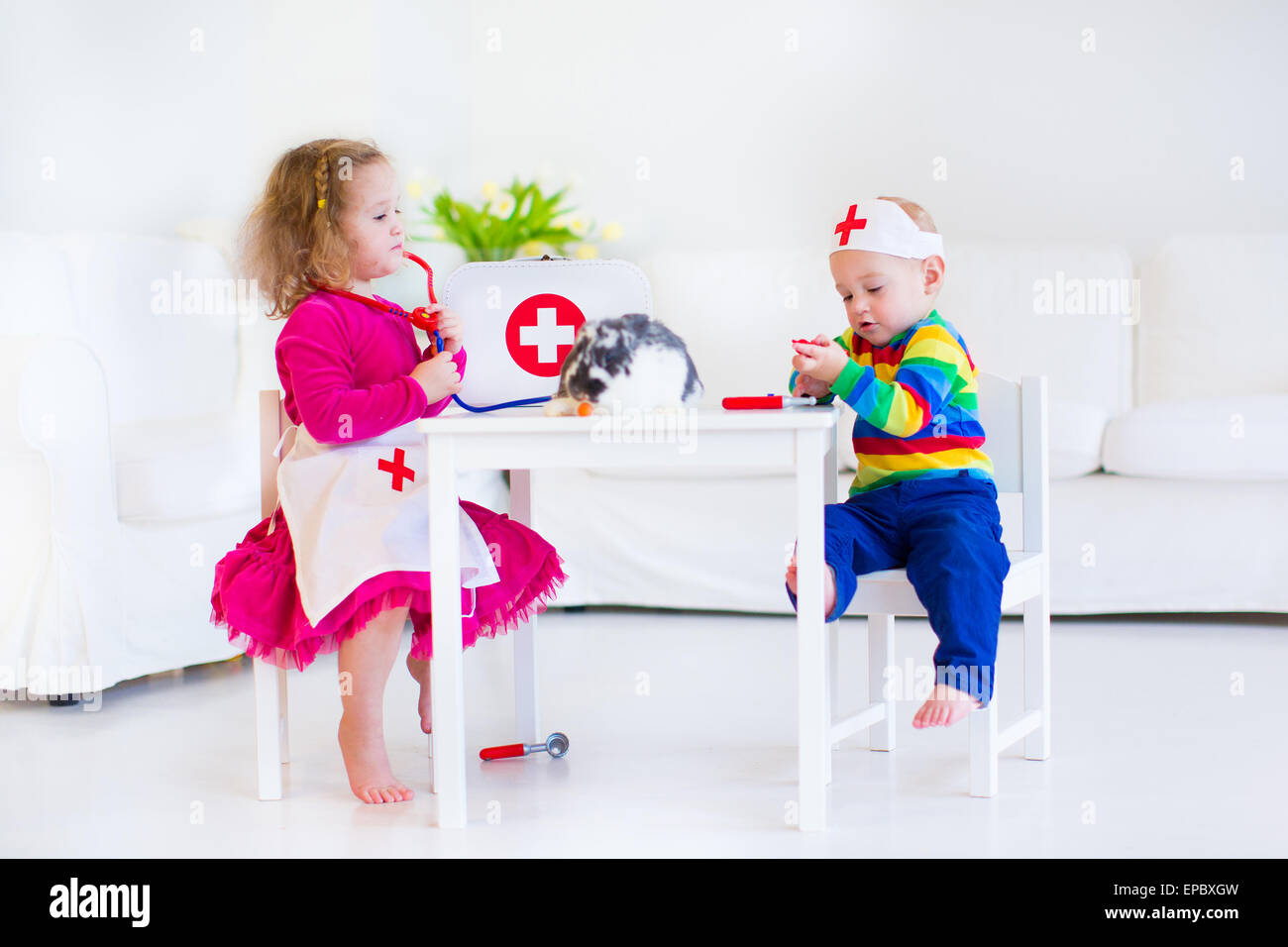 Due bambini felici, carina ragazza toddler e adorabile baby boy, fratello e sorella, riproduzione di medico e ospedale veterinario Foto Stock