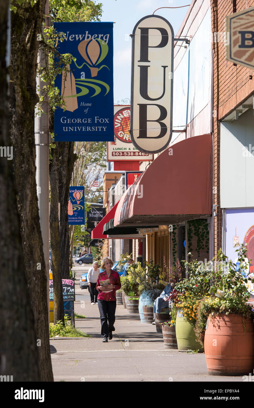 Scena di strada su East 1st Street nel centro di Newberg, Oregon. Foto Stock