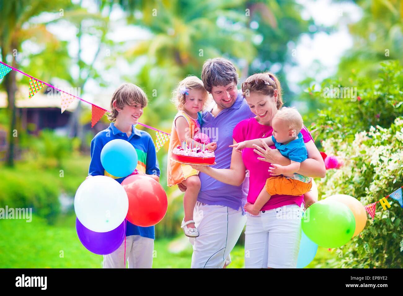 Kids festa di compleanno. Gruppo di bambini colpendo pinata e giocare con i  palloncini. Famiglia con bambini festeggia il compleanno in giardino Foto  stock - Alamy