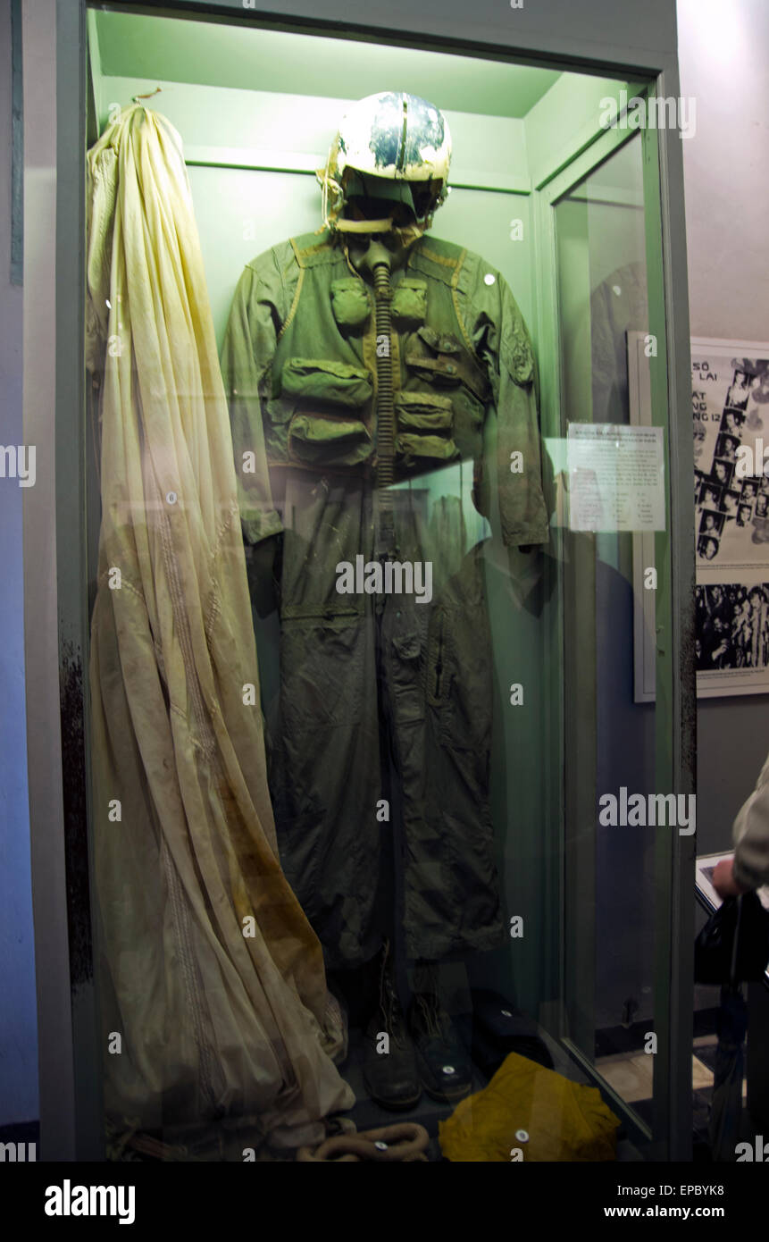 Hoa Lo Prison Museum - Hanoi Hilton - Il senatore John McCain della tuta di volo e la marcia sul display in POW sala del museo Foto Stock
