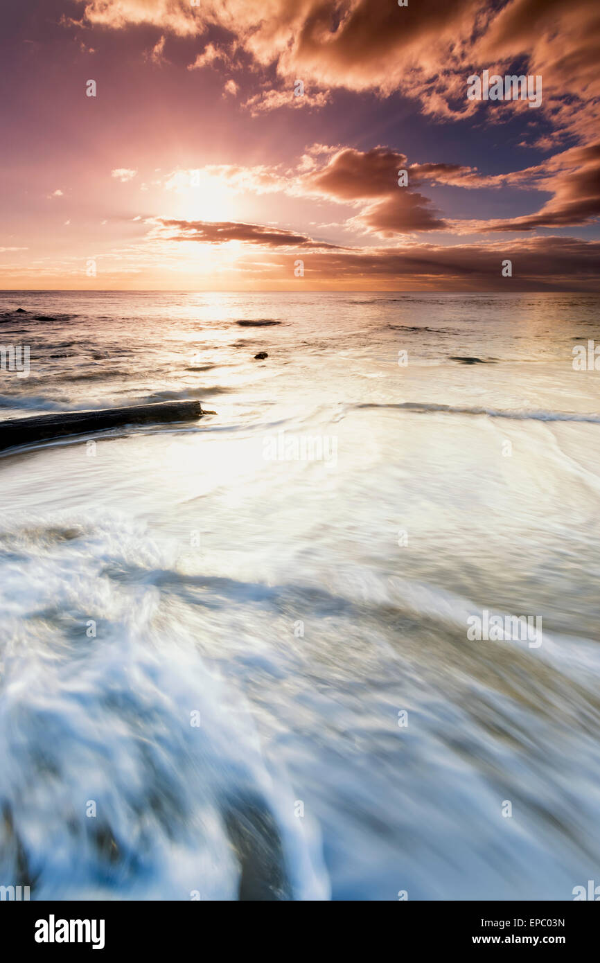 Alba dalla Spiaggia Lydgate Park; Lydgate, Kauai, Hawaii, Stati Uniti d'America Foto Stock