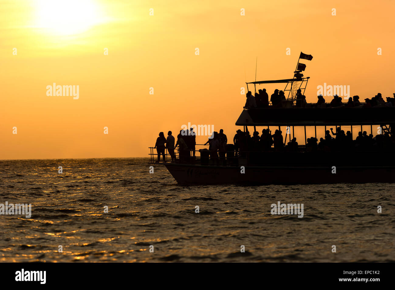 Ferry Boat Silhouette con i passeggeri al tramonto. Foto Stock