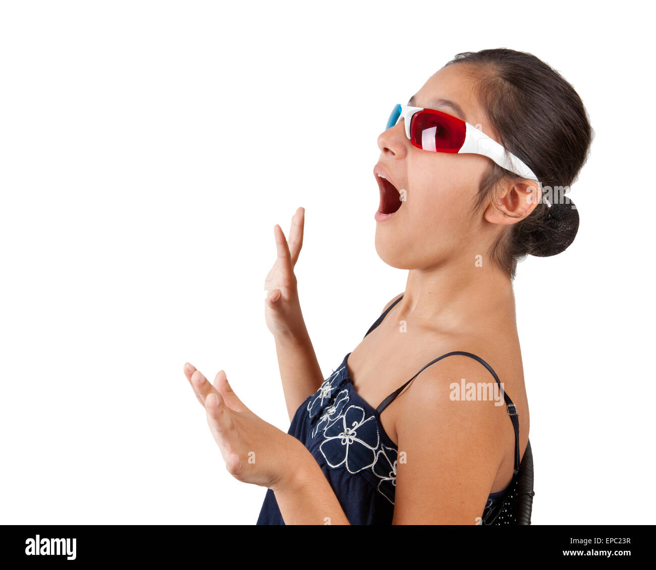 Ragazza giovane con tridimensionale di occhiali su sfondo bianco Foto Stock