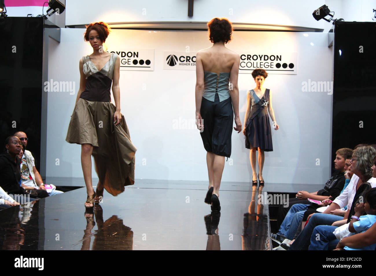 CROYDON, LONDON - 18 giugno : i modelli in Festival di moda su Giugno 18, 2008 a Whitgift Shopping Centre, Croydon, Inghilterra Foto Stock