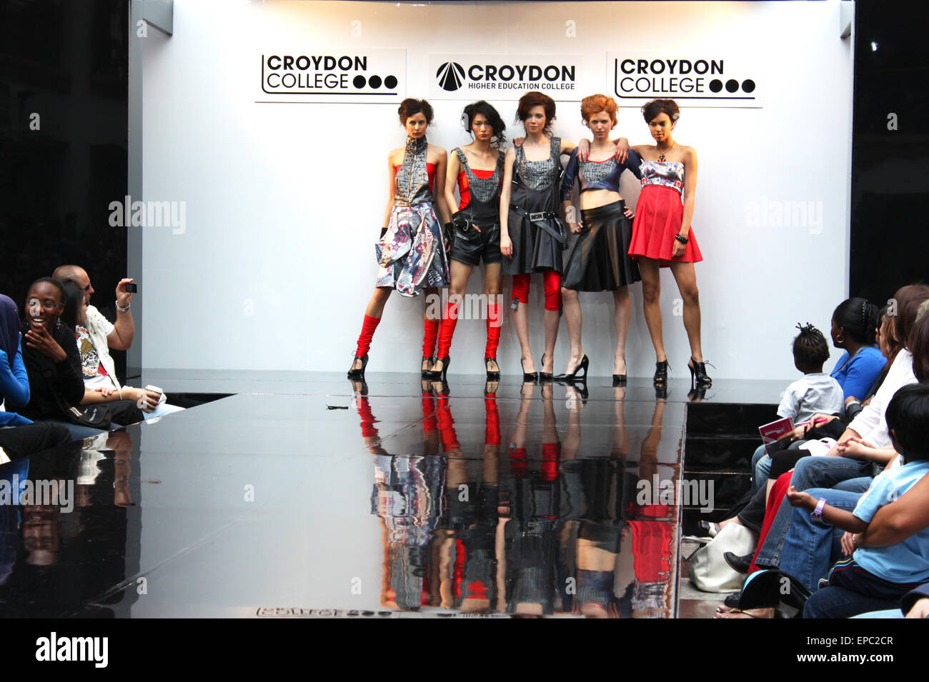 CROYDON, LONDON - 18 giugno : i modelli in Festival di moda su Giugno 18, 2008 a Whitgift Shopping Centre, Croydon, Inghilterra Foto Stock