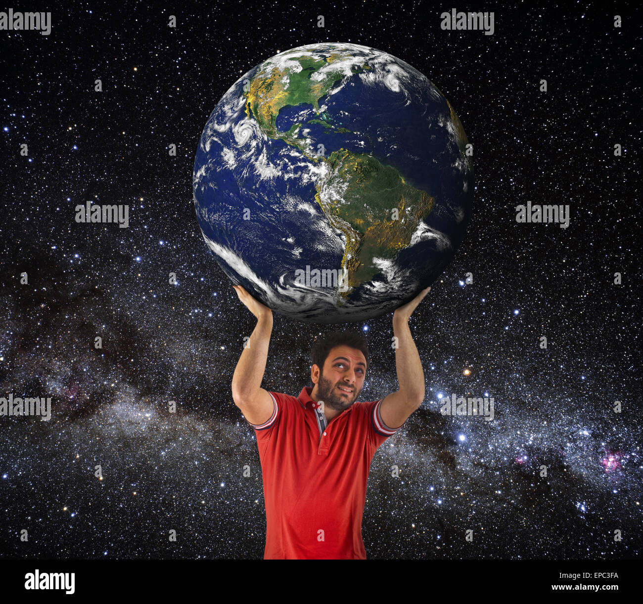 L uomo per sollevare il pianeta Terra sopra la testa. Gli elementi di questa immagine fornita dalla NASA Foto Stock