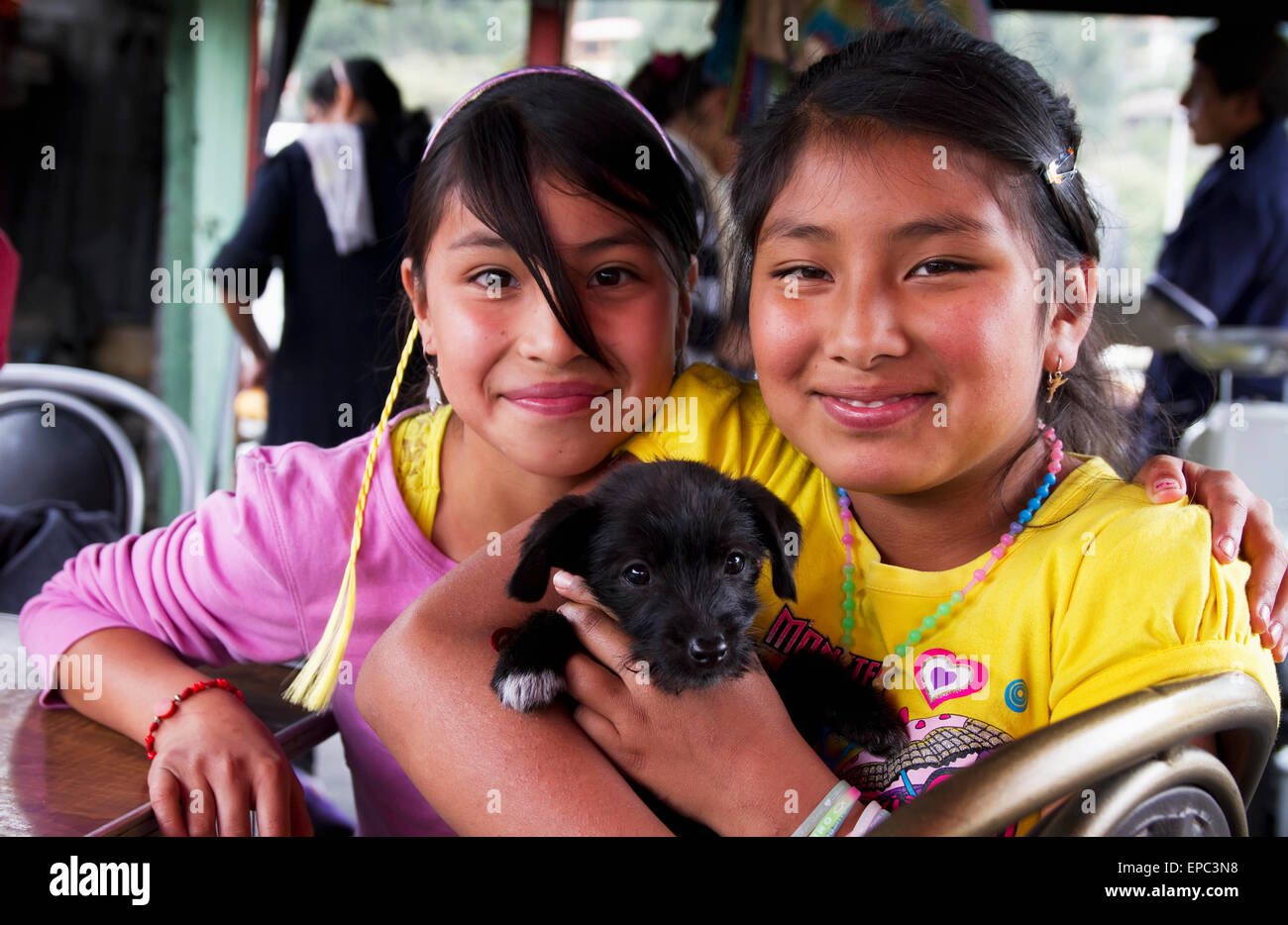 Ragazze tenendo un cucciolo, Cuenca, Azuay, Ecuador Foto Stock