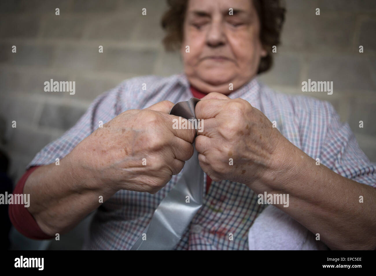 Buenos Aires, Argentina. 15 Maggio, 2015. Una donna prende parte alla scultura e pittura officina per le persone non vedenti del Museo di Arti Plastiche Eduardo Sivori nella città di Buenos Aires, capitale dell'Argentina, il 15 maggio 2015. Secondo gli organizzatori, il workshop è destinato a persone non vedenti e ipovedenti, con lo scopo di mettere in evidenza la capacità di percezione e di interpretazione spaziale dei partecipanti. © Martin Zabala/Xinhua/Alamy Live News Foto Stock