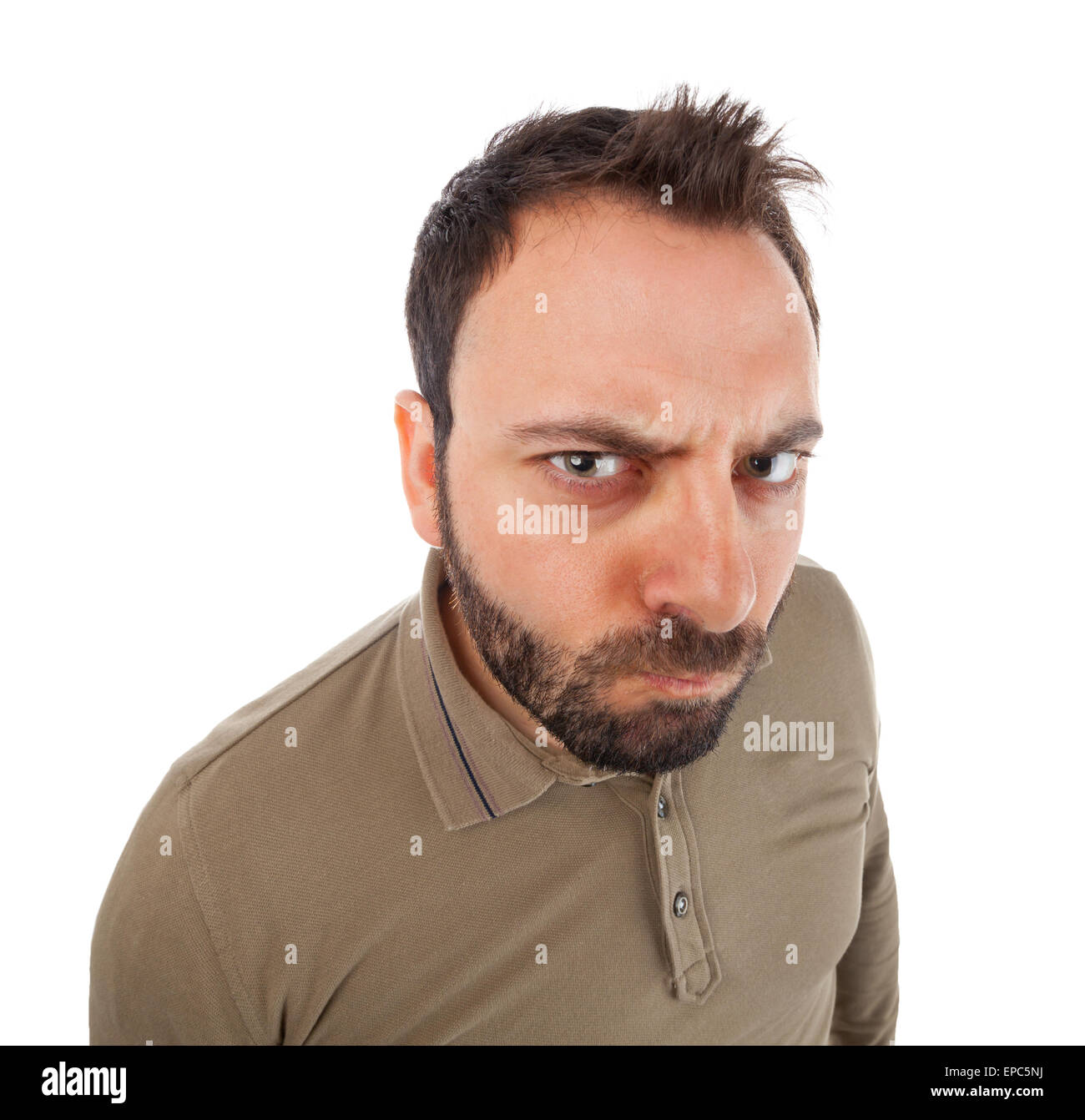 Giovane uomo con espressione arrabbiata su sfondo bianco. Foto Stock