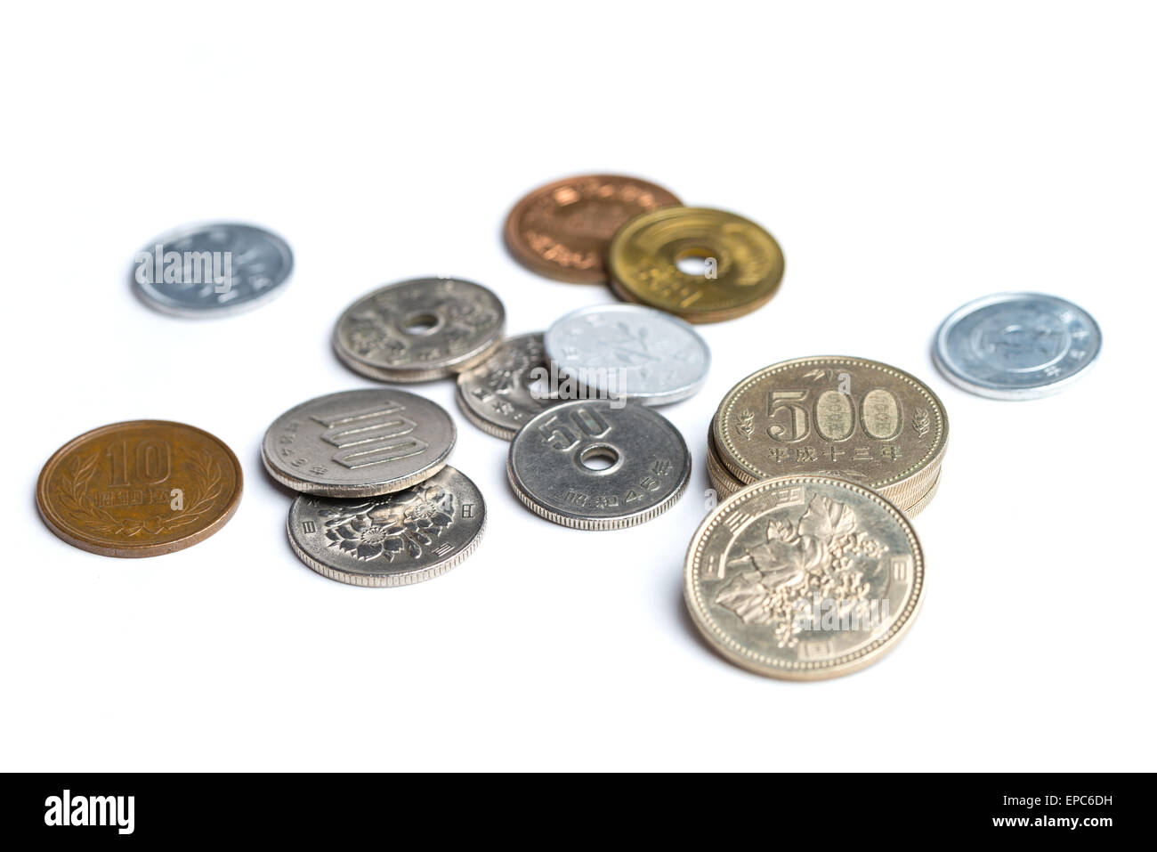 Un mix di Yen giapponese monete sparse su uno sfondo bianco. Foto Stock